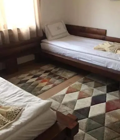 къща кедъра близо до море, планина и езеро Vilă *