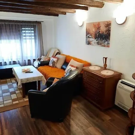 къща кедъра близо до море, планина и езеро Villa
