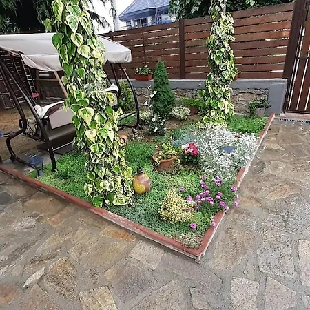 къща кедъра близо до море, планина и езеро Villa